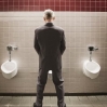 男性经常憋尿影响性功能引发不育
